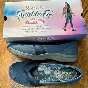 Skechers ~New in box~” Flexible Fit Lite Step” Memory Foam shoes Ladies Size 11.